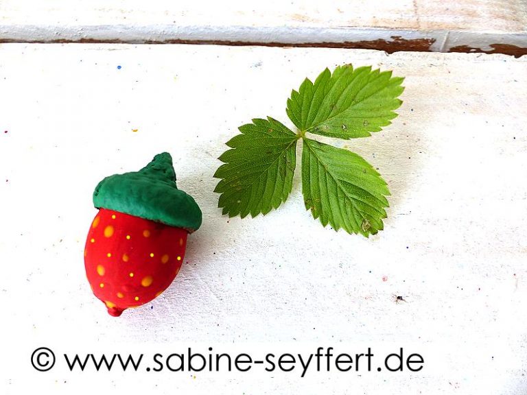 DIY Bastelidee für Kinder Erdbeeren aus Eicheln für den Kaufladen oder