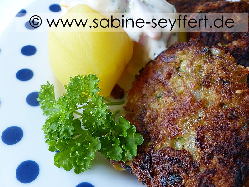 Vegetarisch Kochen – Rezept Idee: Zucchini Bratlinge mit würzigem ...