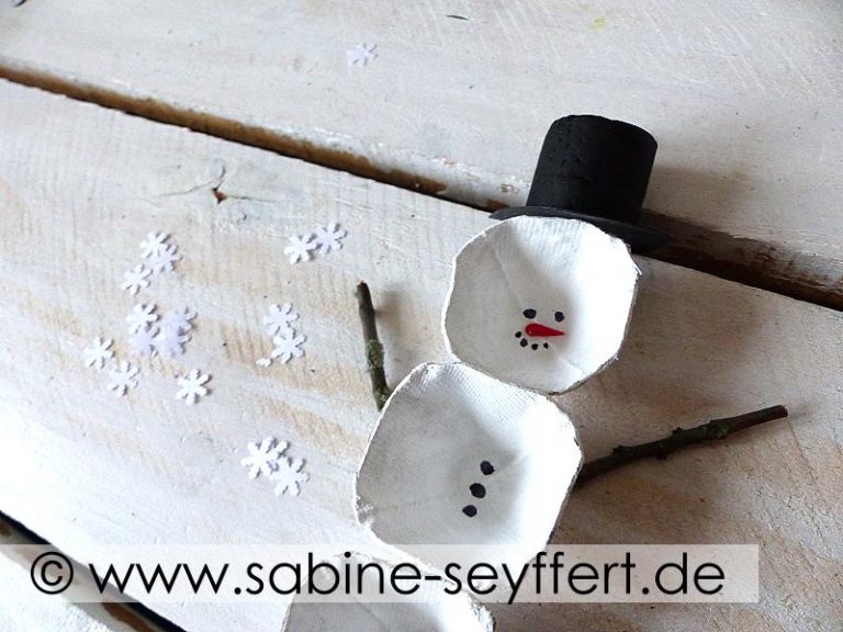 DIY Bastelidee für Kinder: Winterliches Schneemann Upcycling aus 