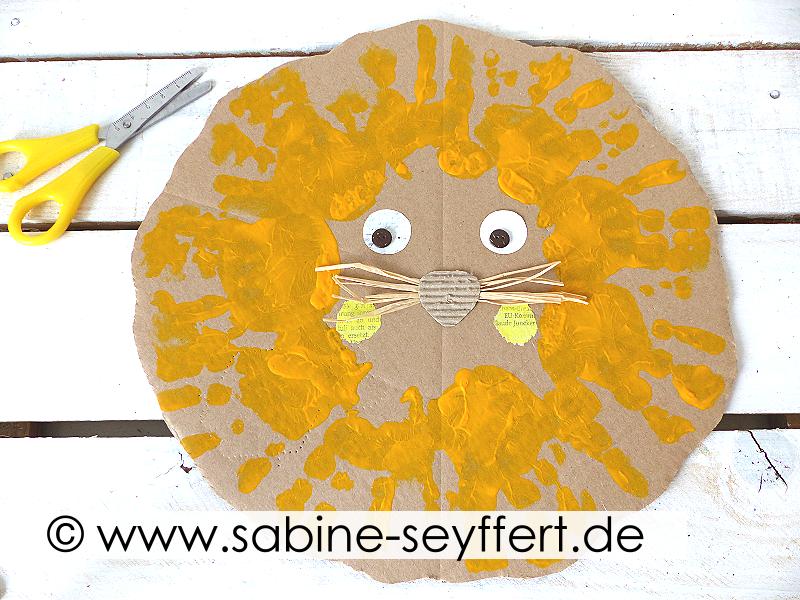 Diy Bastelidee Fur Kinder Mit Kindern Lowe Aus Handabdrucken Basteln Blog Sabine Seyffert